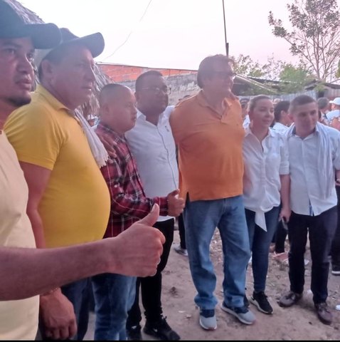 Mallath Martínez posa junto al expara, José Barrera, que luce una camisa naranja