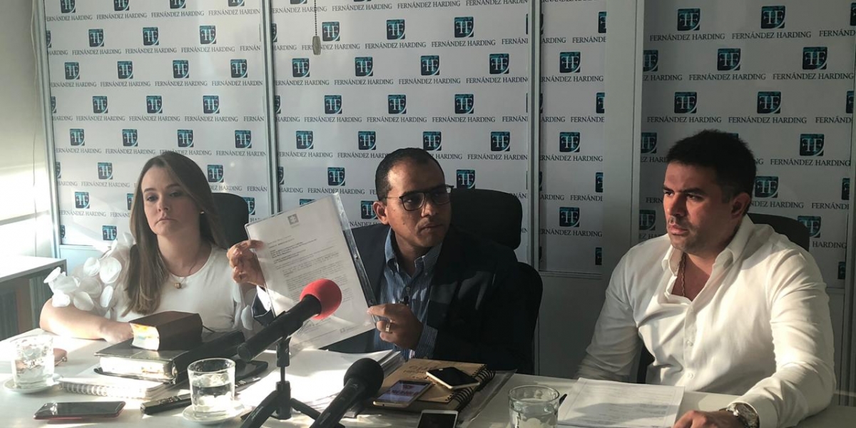 Allan Scalzo y Martha Olarte, durante la rueda de prensa, acompañados por el abogado Álex Fernández.