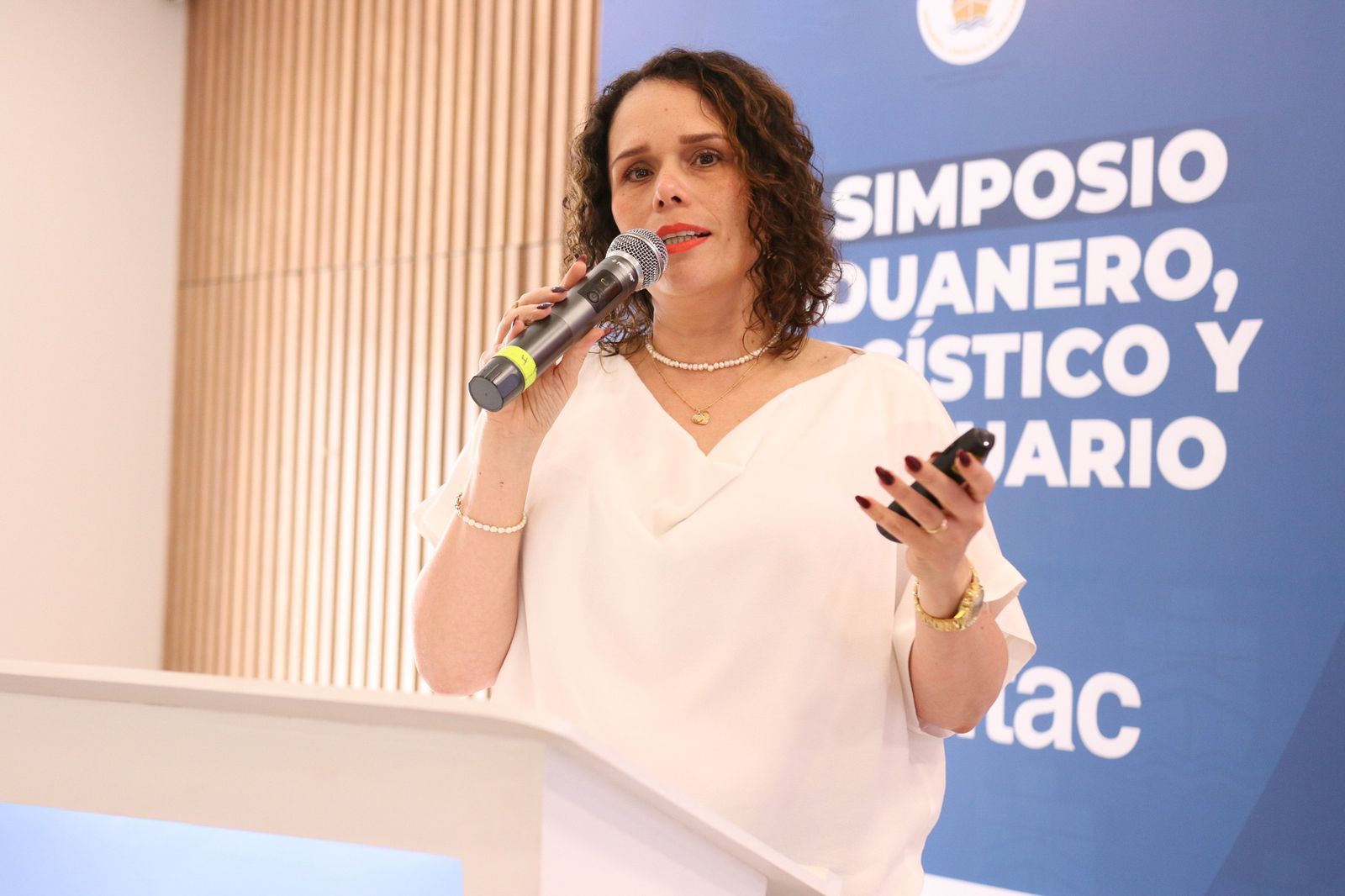 Viceministra de Infraestructura del Ministerio de Transporte, María Constanza García.