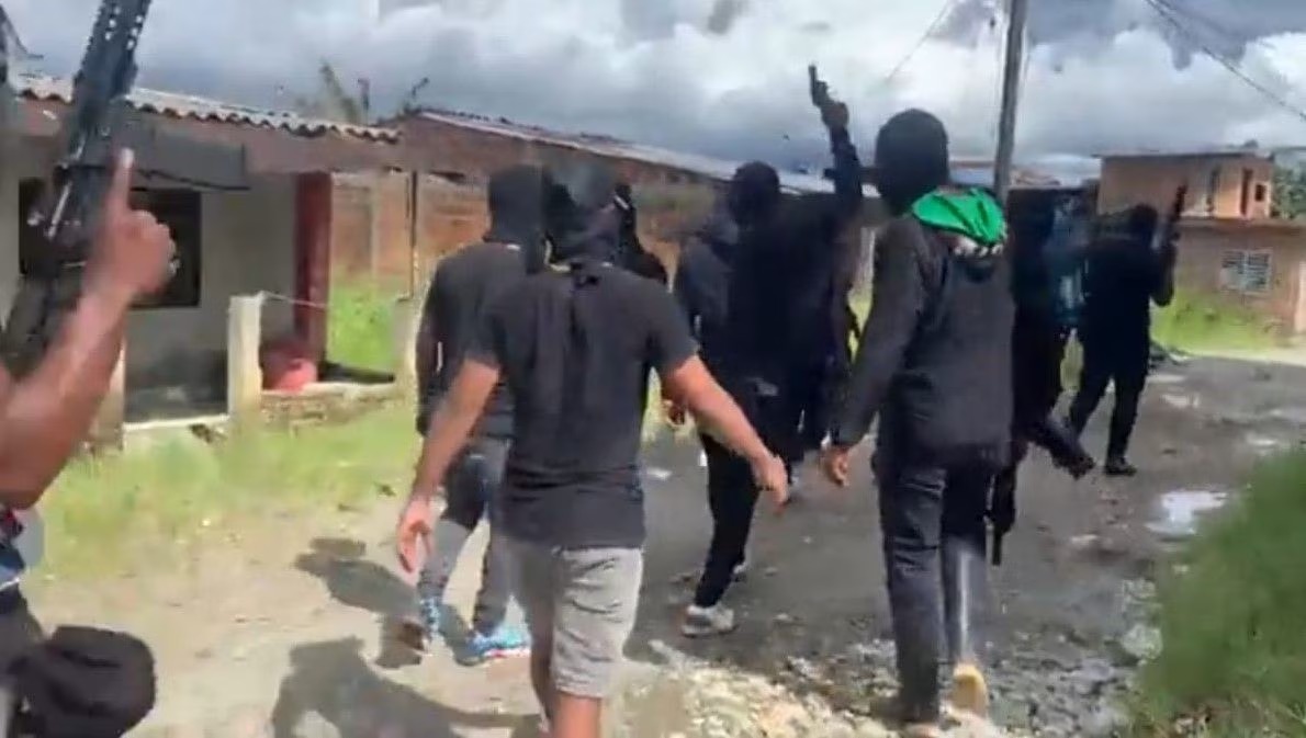 Hombres encapuchados recorriendo las calles de Buenaventura.