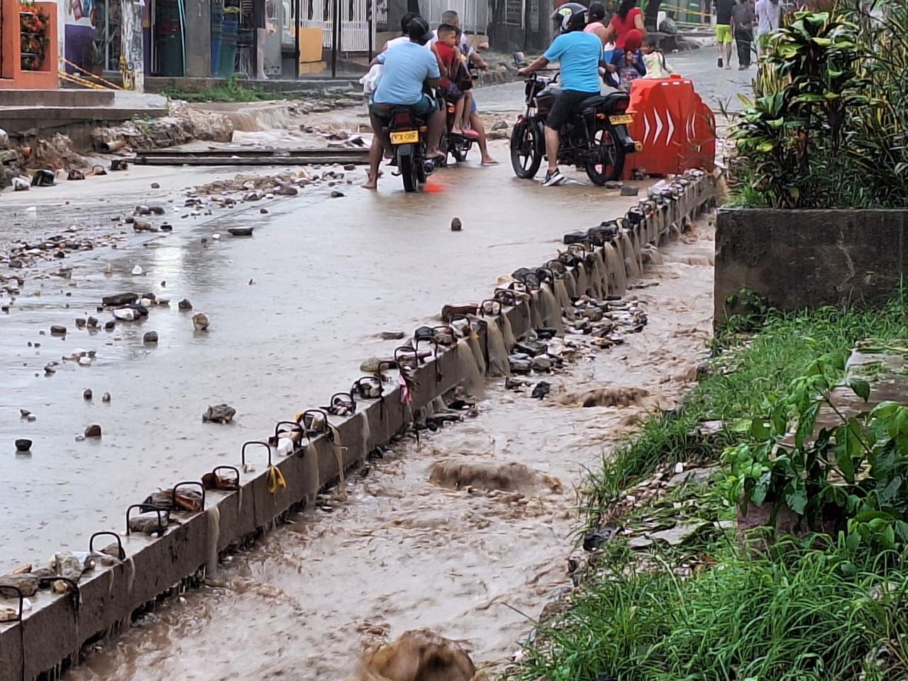Inundaciones y daños sobre el concreto en vía aún no inaugurada entre Bonda y El Curval