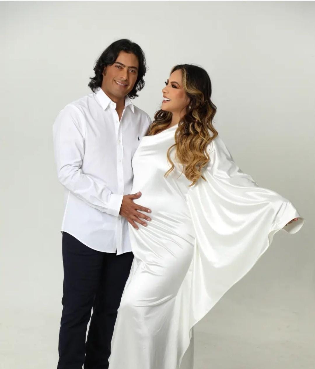 Nicolás ahora sostiene una relación con Laura Ojeda, con la que espera su primer hijo