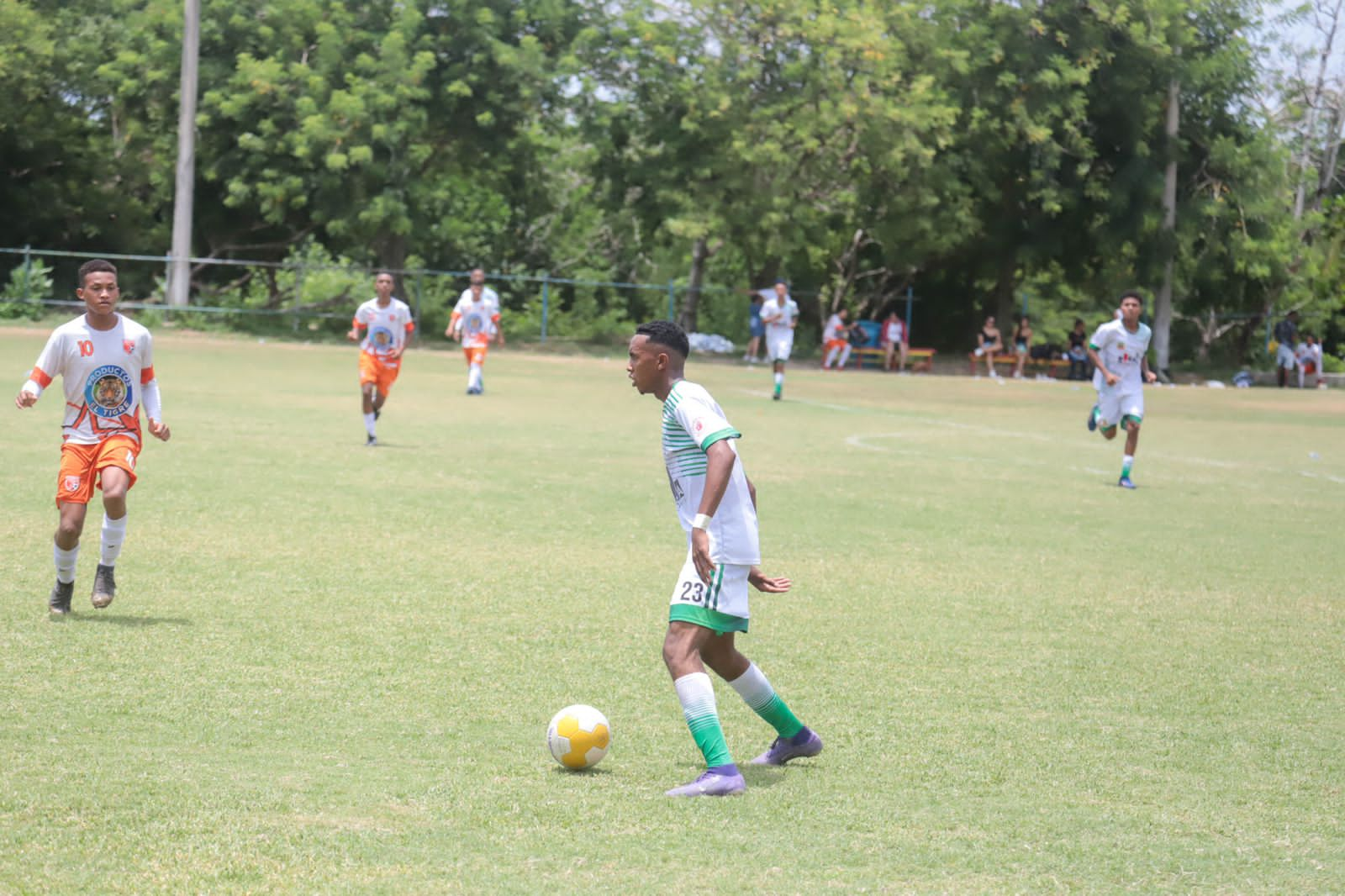 Yorlan Ortiz disputando un partido con Alianza Barranquilla.