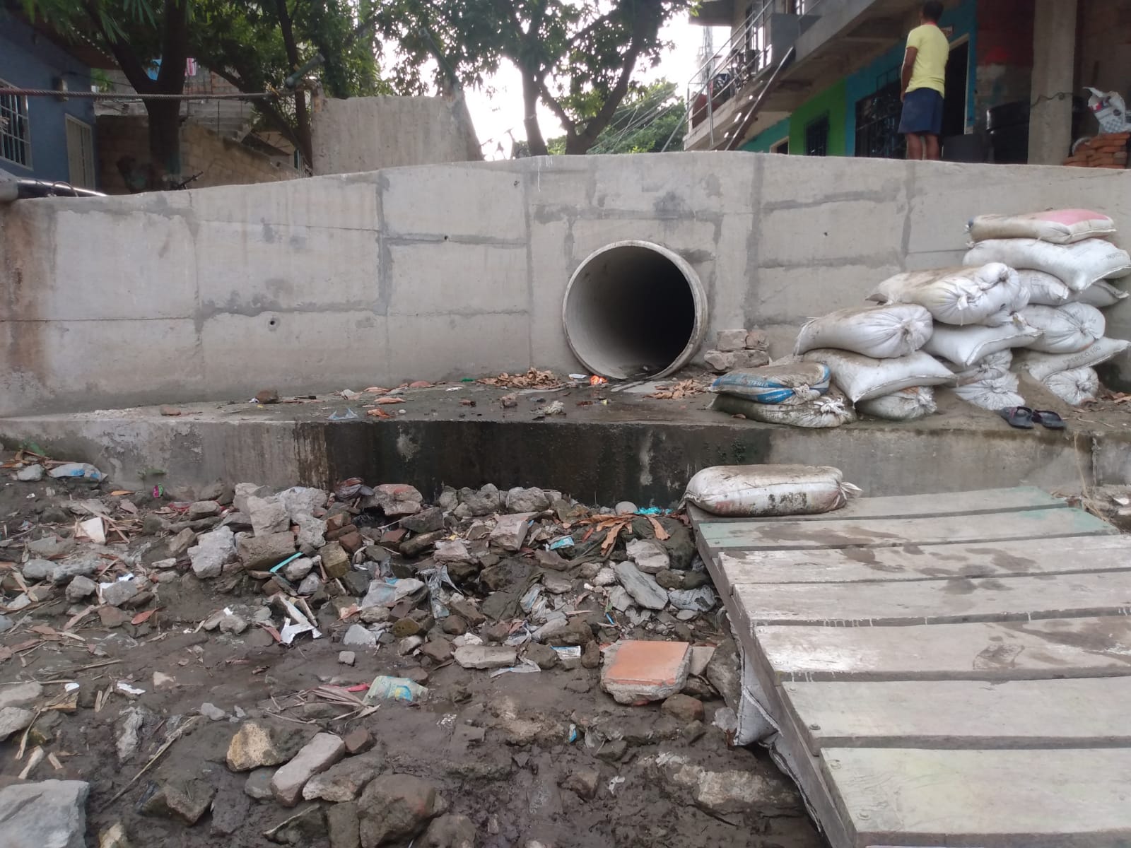 La presión del agua de esta tubería, y la temporada invernal tiró los dos puentes artesanales de  la comunidad