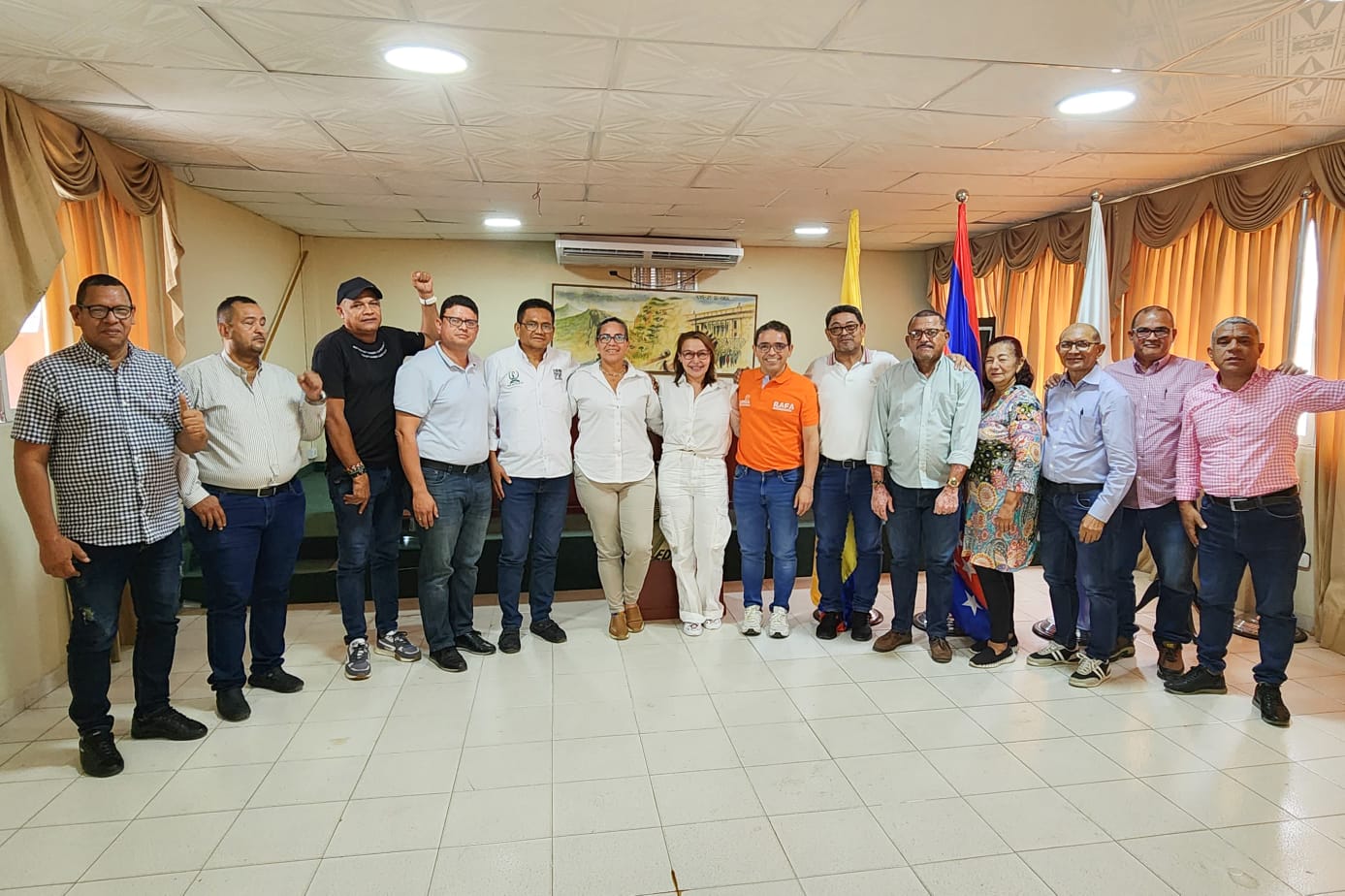 Patricia Caicedo y Rafael Martínez recibiendo el apoyo de la junta directiva de Edumag.