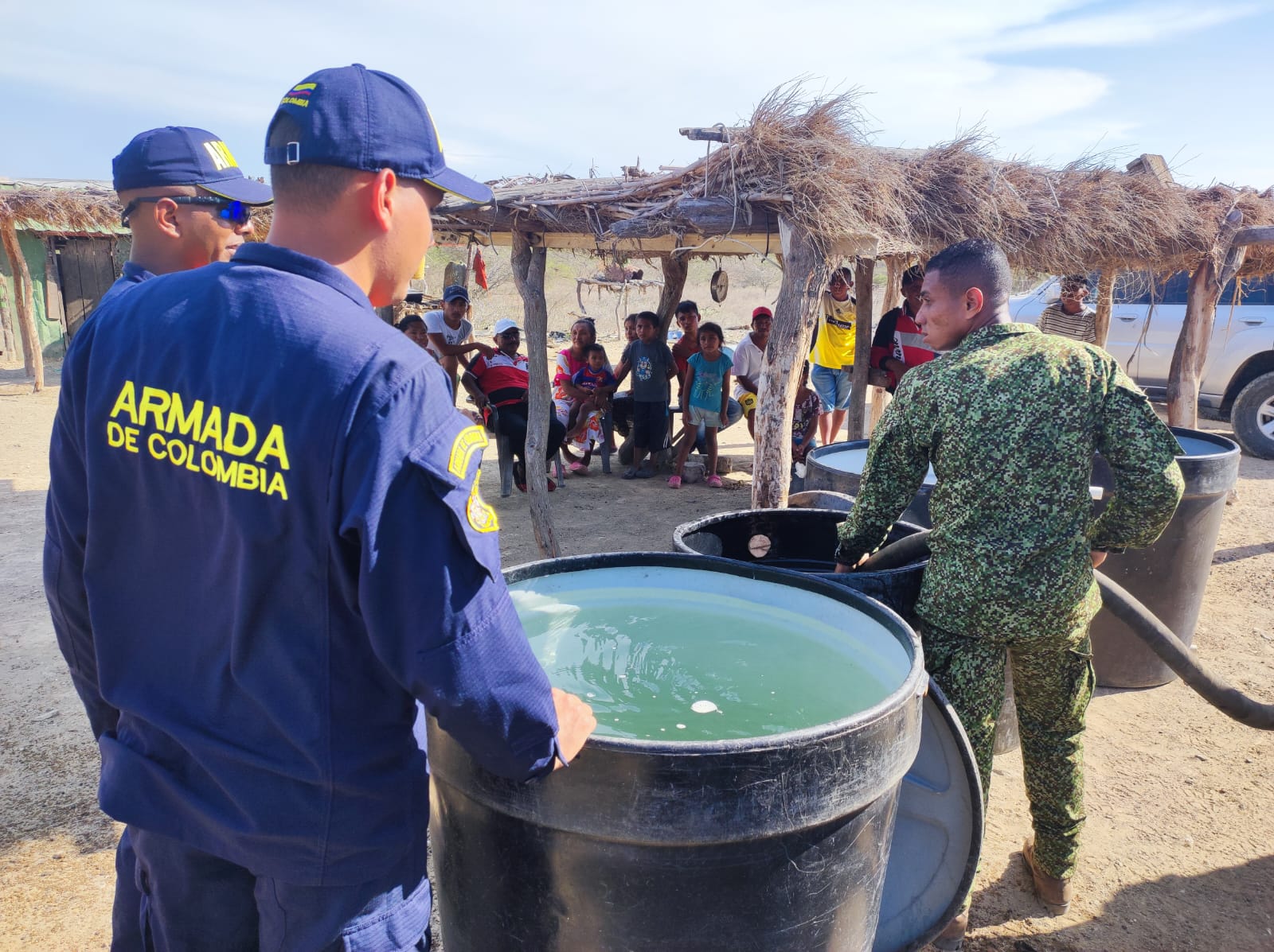 10 mil litros de agua potable entregó la Armada Nacional a la comunidad Wayuú.