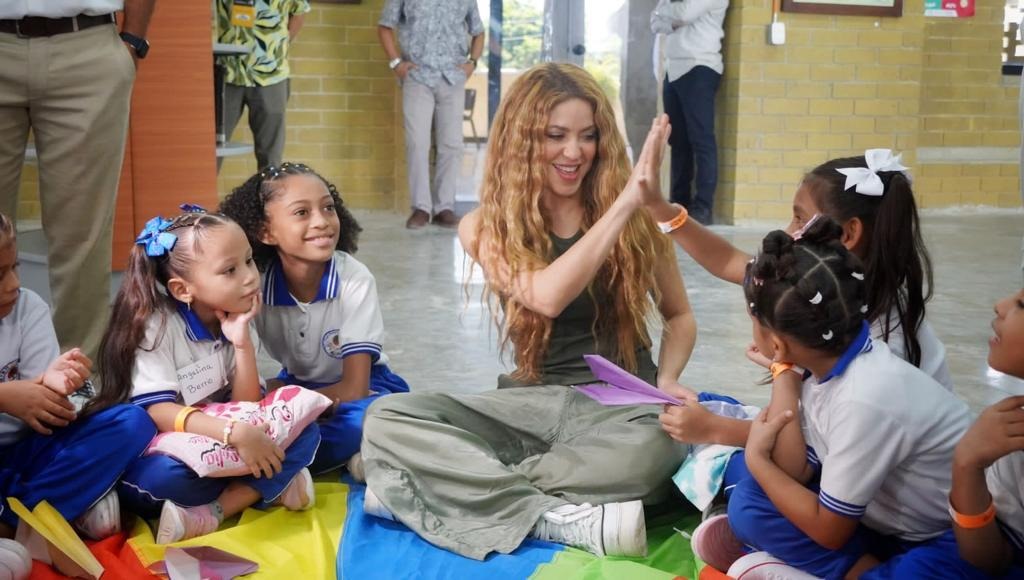 Shakira con los estudiantes beneficiados en el colegio Nuevo Bosque.