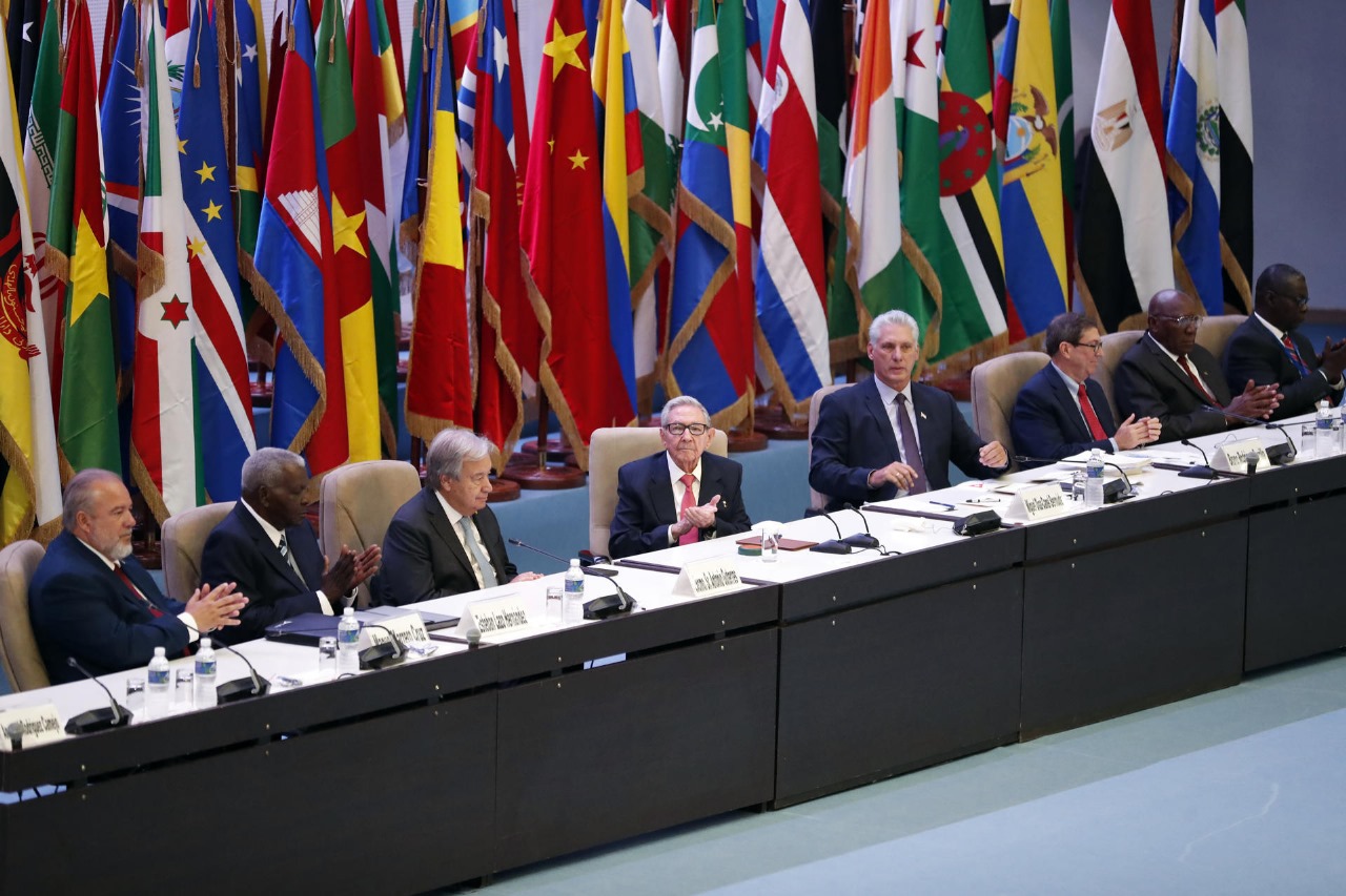 El presidente cubano Miguel Diaz-Canel, el expresidente Raúl Castro (c) y el secretario General de Naciones Unidas, Antonio Guterres, en La Habana