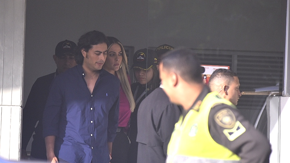 Nicolas Petro saliendo de la audiencia con su pareja Laura Ojeda.