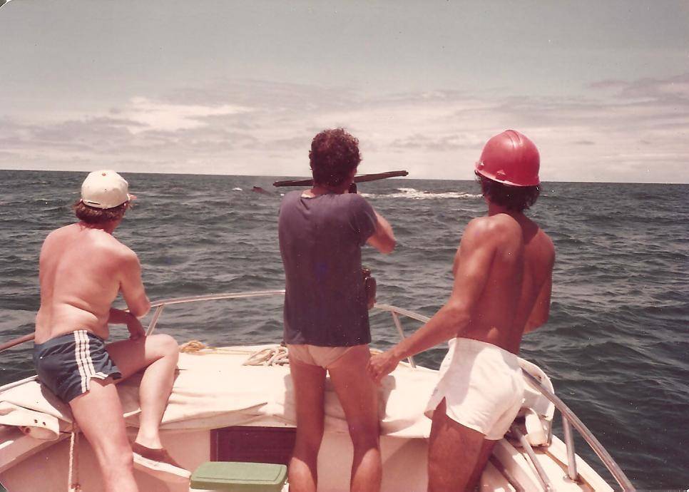 Franco Ospina junto a su padre y Jorge Reynolds, haciendo el primer electrocardiograma a una ballena a mar abierto