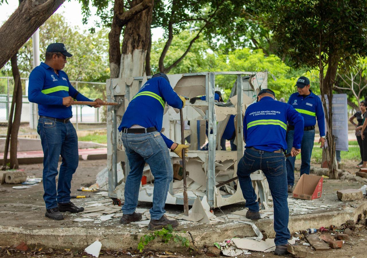 Desmonte de la casa ubicada para abandonar a los gatos en el Polideportivo.