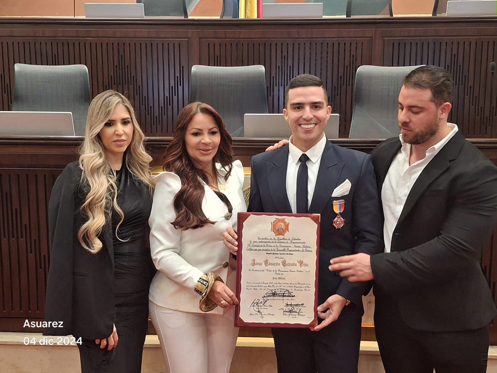 Ingrid Aguirre en la misma foto con su cuñado (homenajeado) y su esposo. 