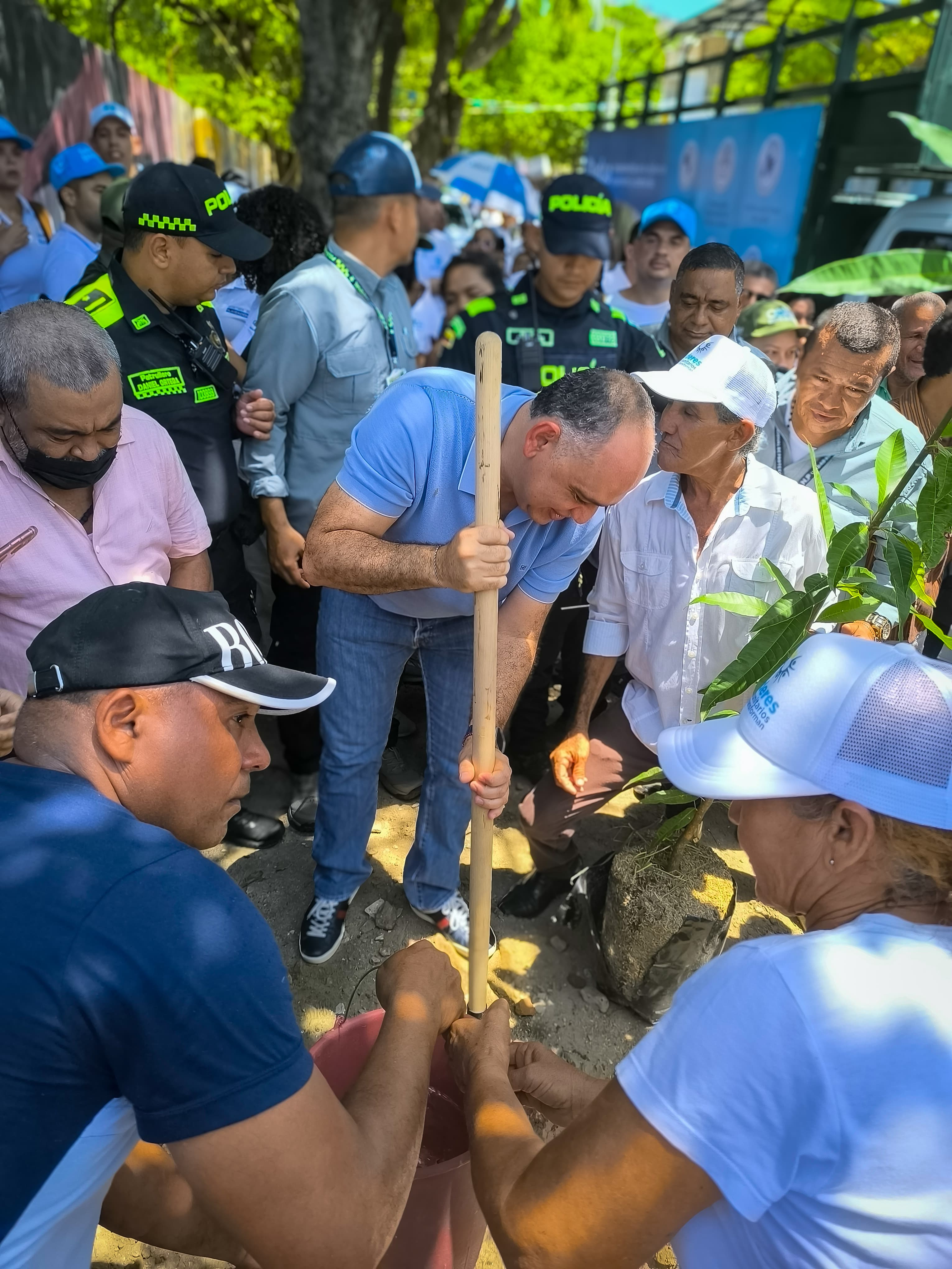 El alcalde participó de una actividad de siembra de árboles, al concluir la jornada