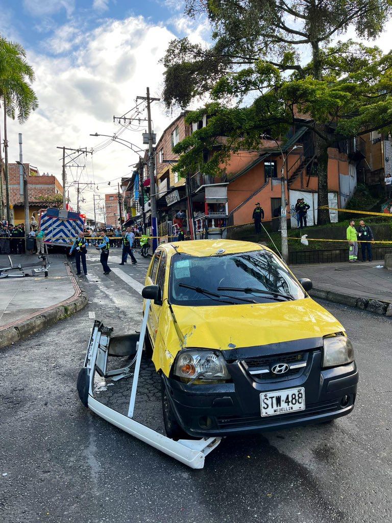 Taxi afectado tras caerle una pieza de la cabina del Metrocable.