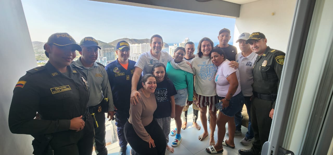 Turistas rescatados con el secretario de Gobierno, Camilo George