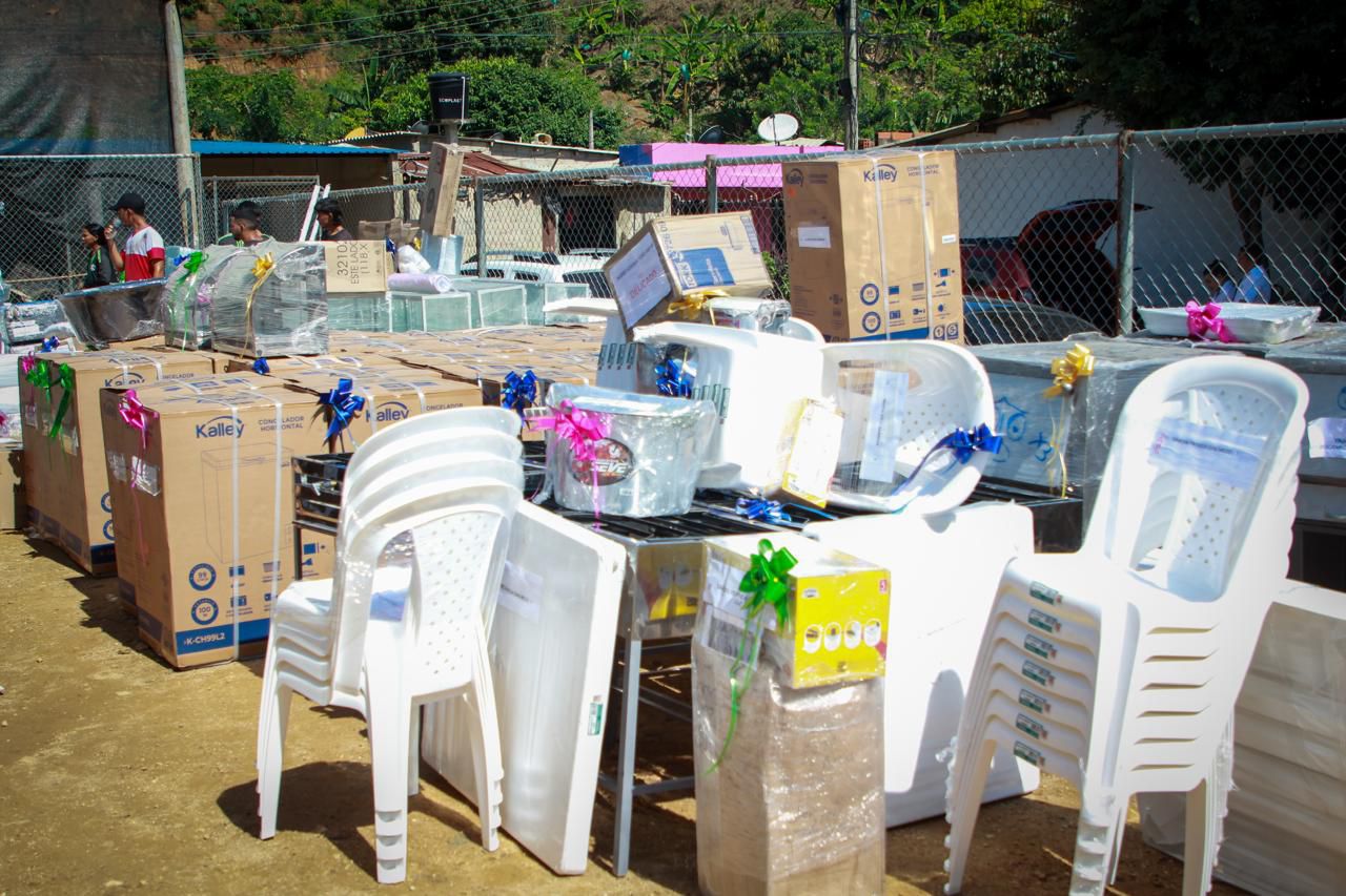 Alcaldía entrega capital semilla a 180 mujeres víctimas del conflicto en Guachaca