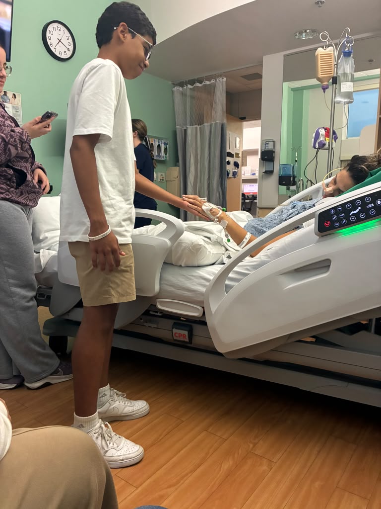 Primera visita del hijo mayor de Jessica, Samuel Correa, durante el proceso de recuperación en UCI.