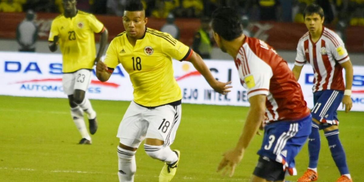 El lateral colombiano Frank Fabra enfrentando a Gustavo Gómez.