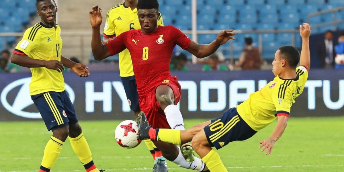 El colombiano Brayan Gomez (d) disputa un balón con el ghanés Kudus Mohammed (c) durante un encuentro correspondiente al grupo A del Mundial sub17 de fútbol disputado en el Jawaharlal Nehru Stadium, en Nueva Delhi, India.