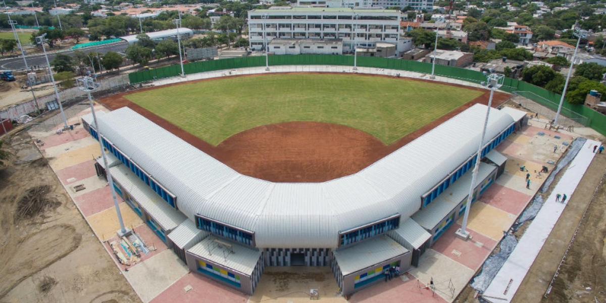 Panorámica del estadio de softbol, prácticamente terminado.