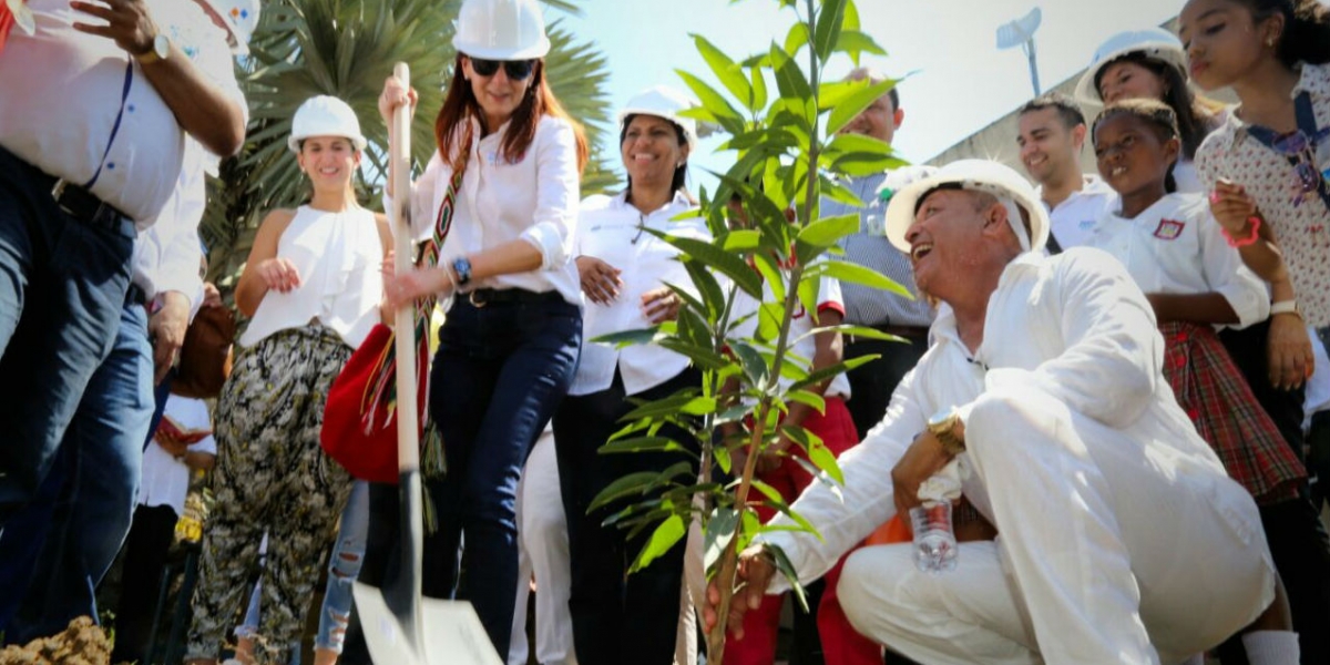 El inicio de obras fue simbolizado con la siembra de un árbol de mango en la IED San Juan Bautista, donde se invertirán más de 3.600 millones de pesos.