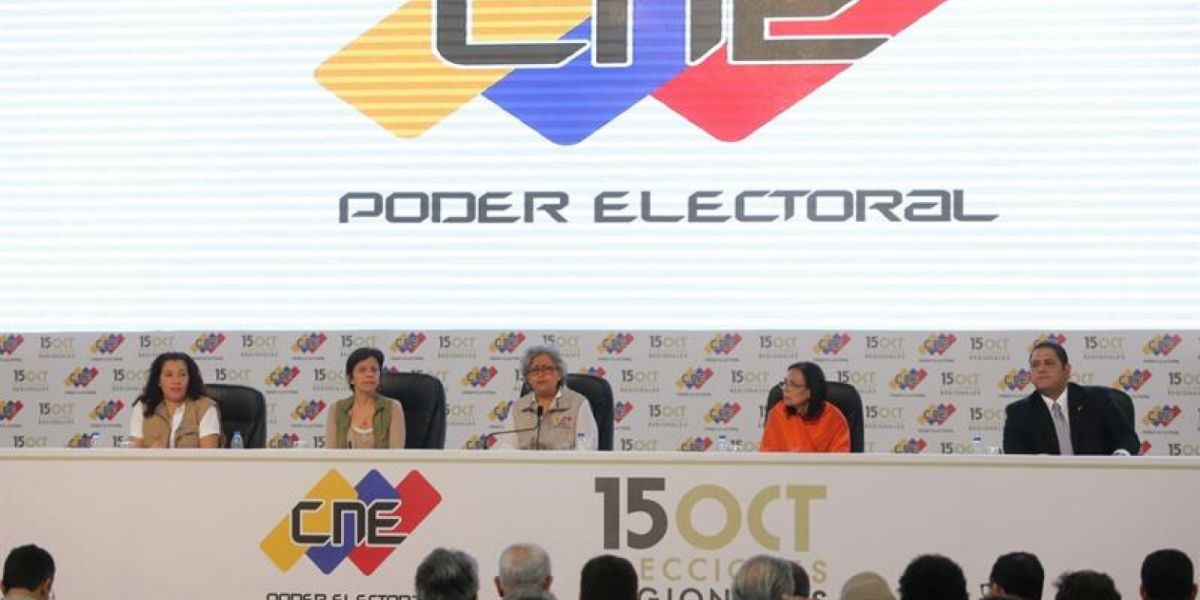 Fotografía cedida por la Agencia Venezolana de Noticias (AVN), de (i-d) los rectores del Consejo Nacional Electoral (CNE), mientras participan en el anuncio de resultados oficiales de las elecciones regionales.