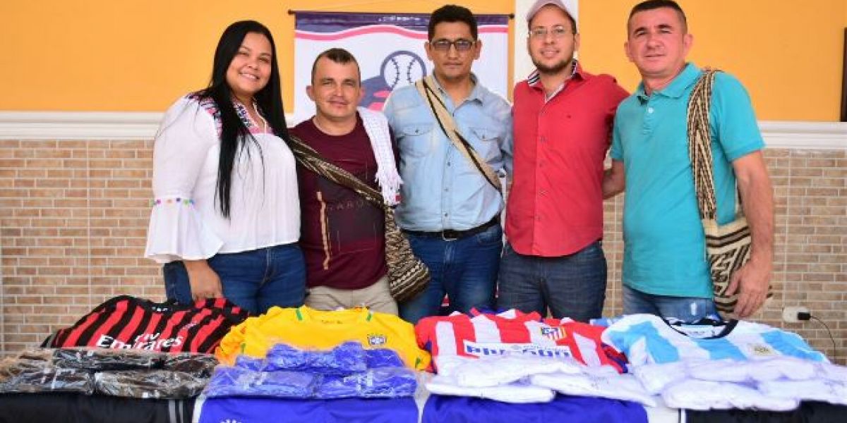 Entrega de uniformes en Ciénaga