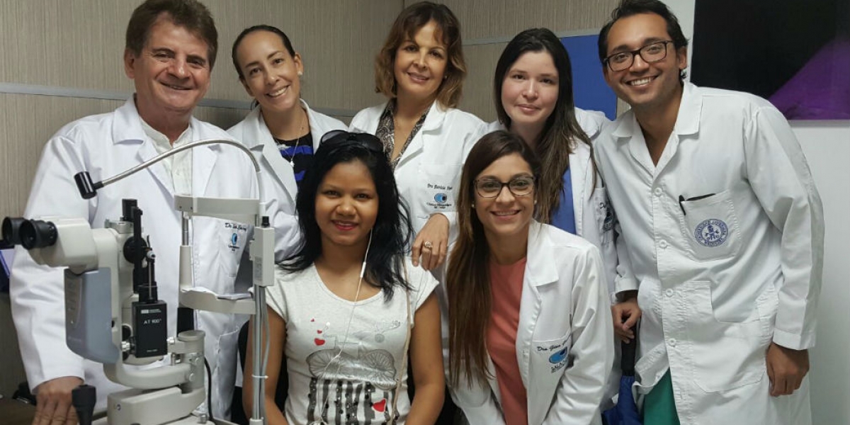 Yastefi Gil, acompañada por el grupo de especialistas de la Clínica Oftalmológica encargados de que recupere la vista