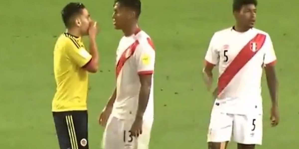 Falcao García hablando con los jugadores de Perú.