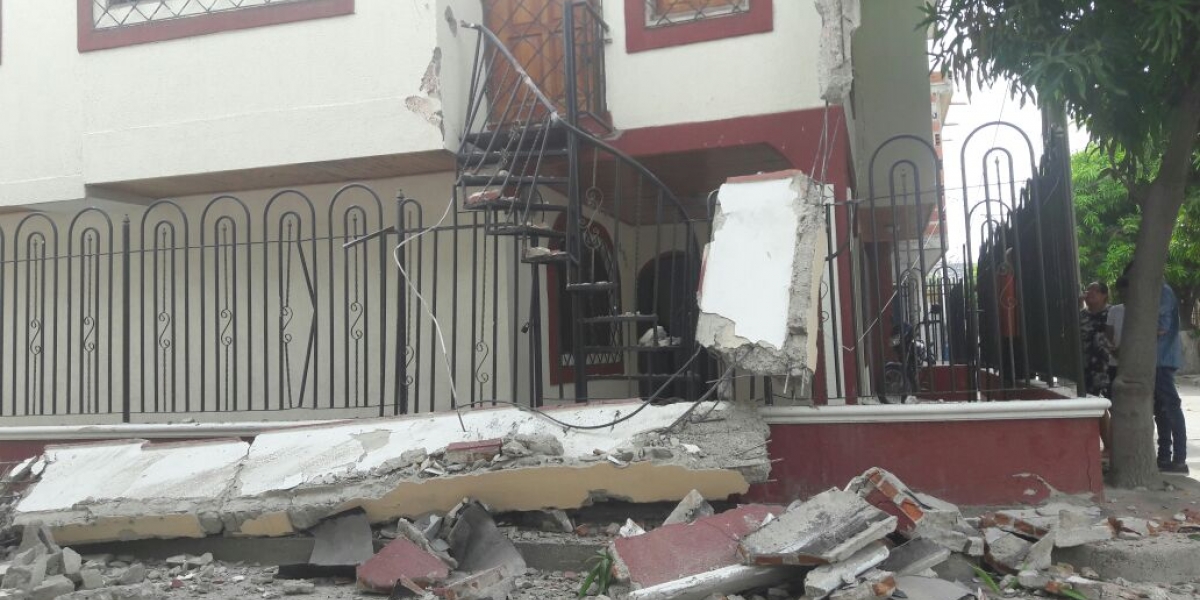 La vivienda ubicada en la Calle 8 con carrera 14-05 en Gaira colapso.