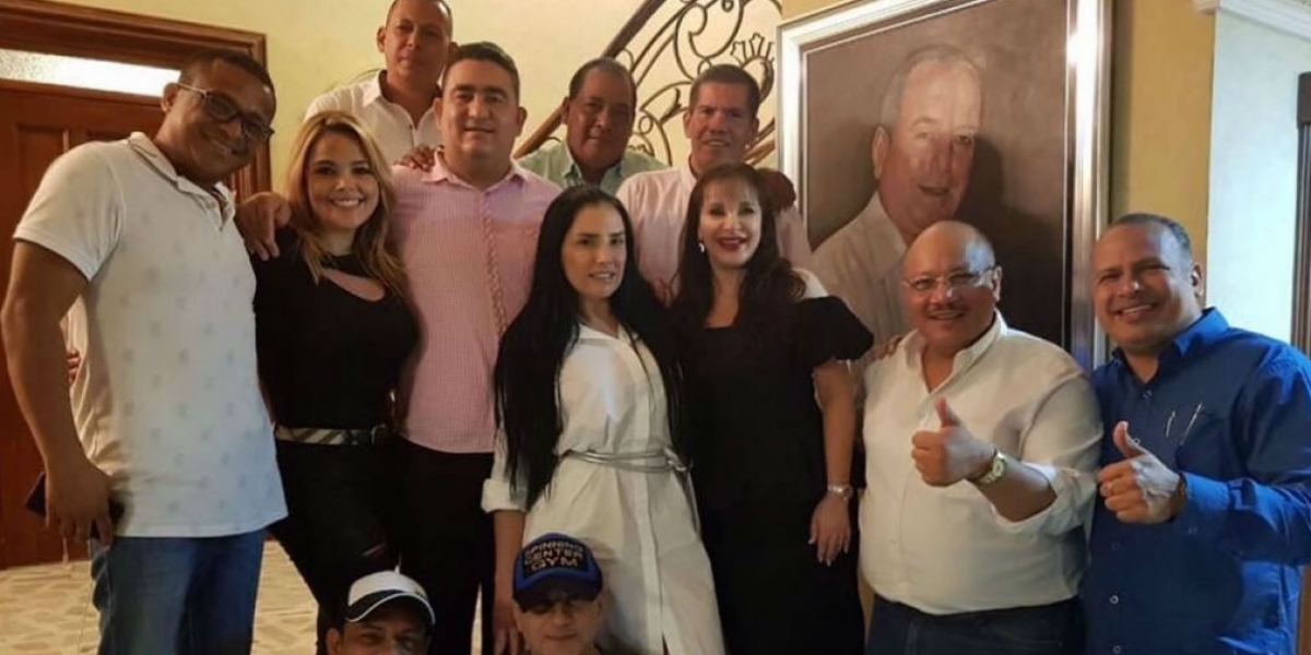 Cortesía. La reunión en casa de la diputada Margarita Balén con la Representante a la Cámara Aida Merlano, de blanco. Atrás como un testigo la foto de Jorge Gerlein.