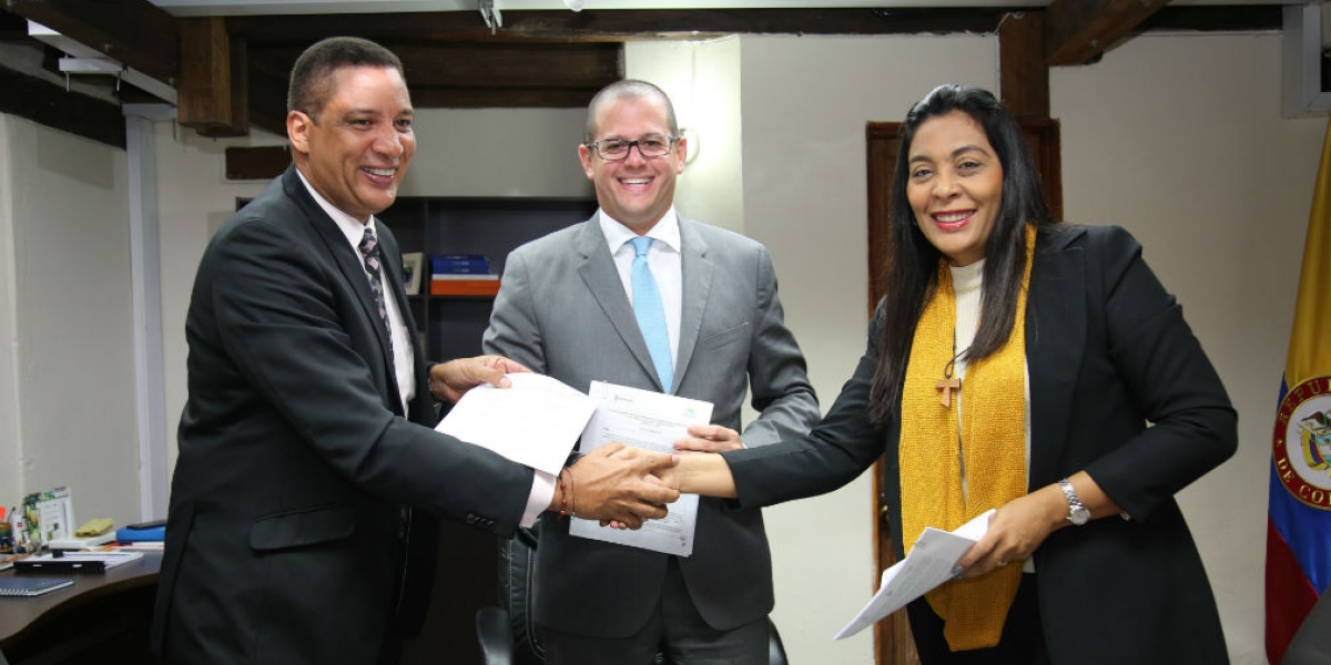 Dir general de Corpoguajira, Luis Manuel Medina, viceministro (e) de Agua Potable y Saneamiento Básico, Raúl Lacouture y la aministradora temporal, Zoraida Salcedo. Foto: René Valenzuela. MVCT.  