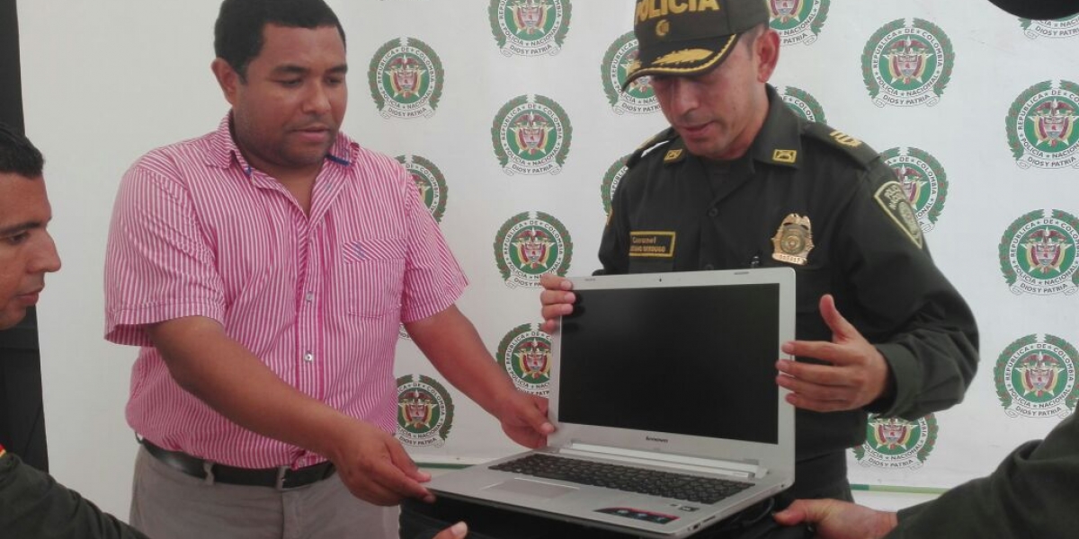 El contralor Edilson Palacio recibió de regreso el computador de manos del comandante de la Policía.