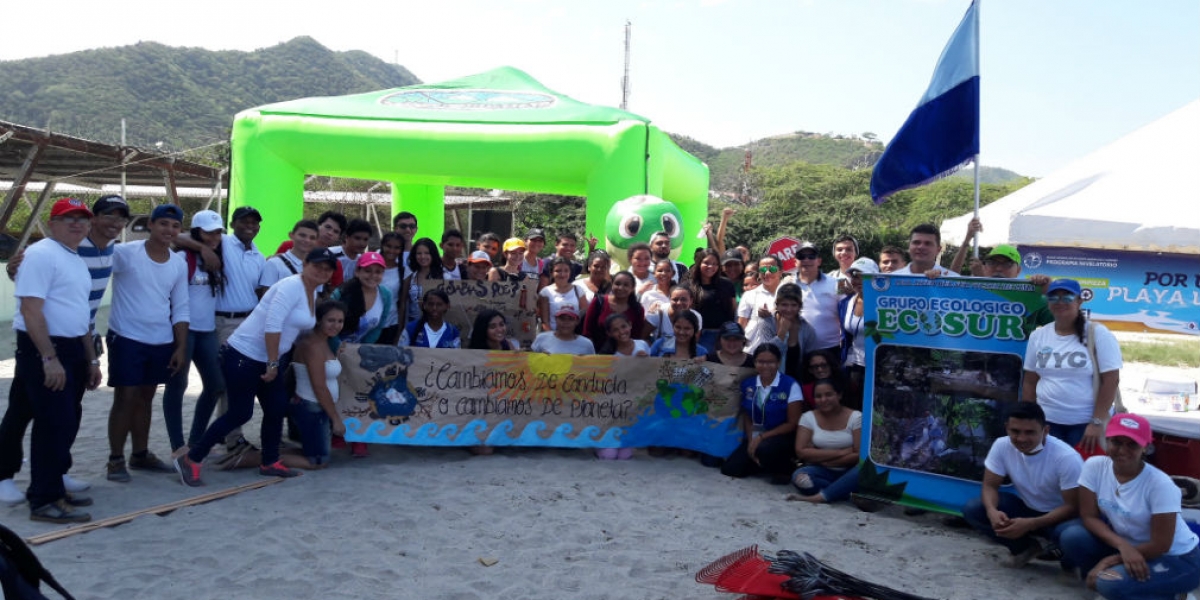 a jornada ambiental bajo el eslogan “Por una playa limpia”, tuvo la participación del grupo de apoyo del Voluntariado Universitario y más de 300 estudiantes y docentes.