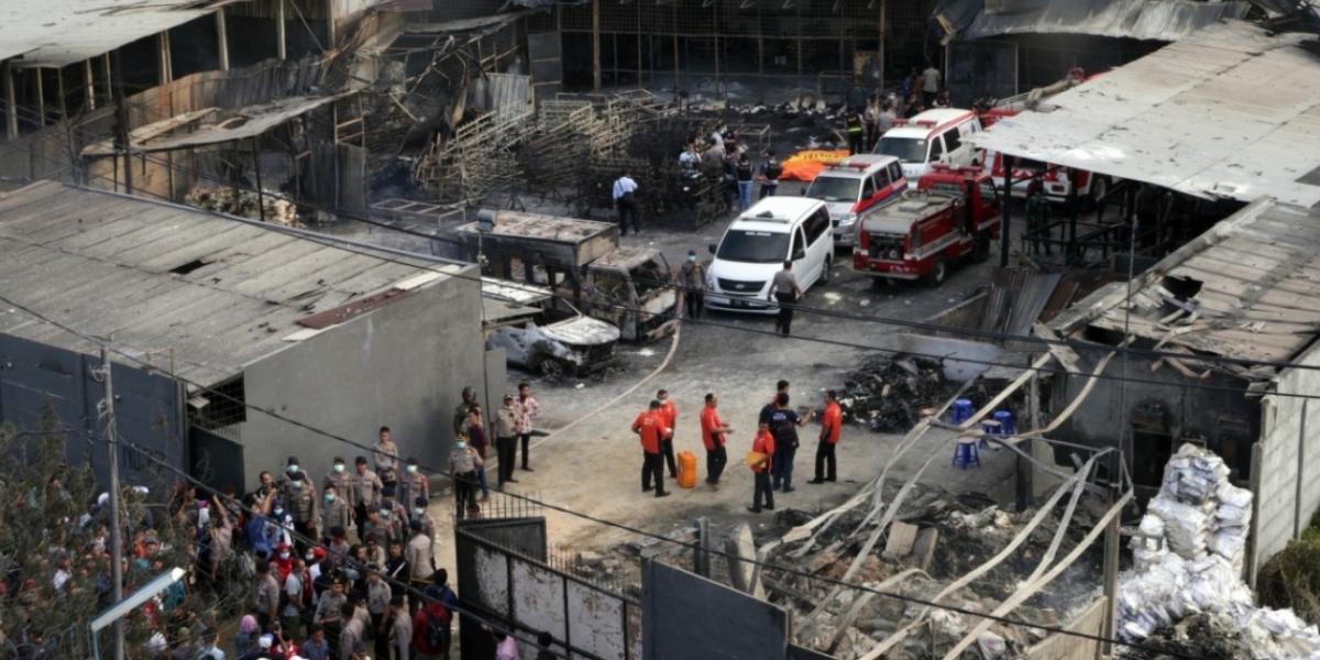 Zonacero.com Lugar donde se produjo el incendio en Indonesia en una fábrica de fuegos artificiales.