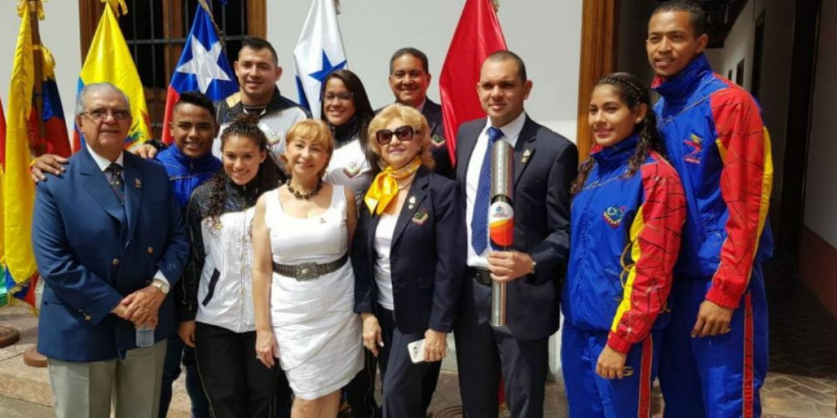 La delegación que recibió el Fuego Bolivariano.