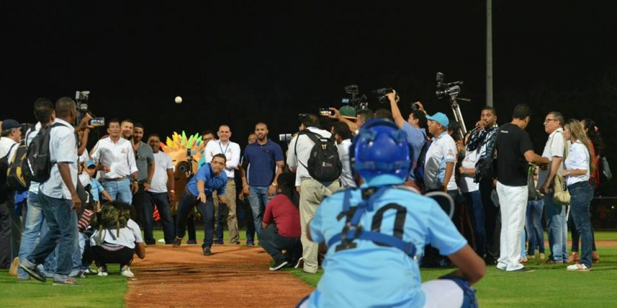 Con un lanzamiento de pelota, Rafael Martínez inauguró el primero de 12 escenarios deportivos.