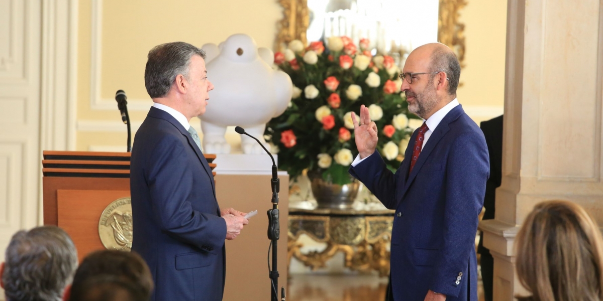, Juan Manuel Santos, posesionó este viernes a Camilo Sánchez Ortega como nuevo Ministro de Vivienda, Ciudad y Territorio. 