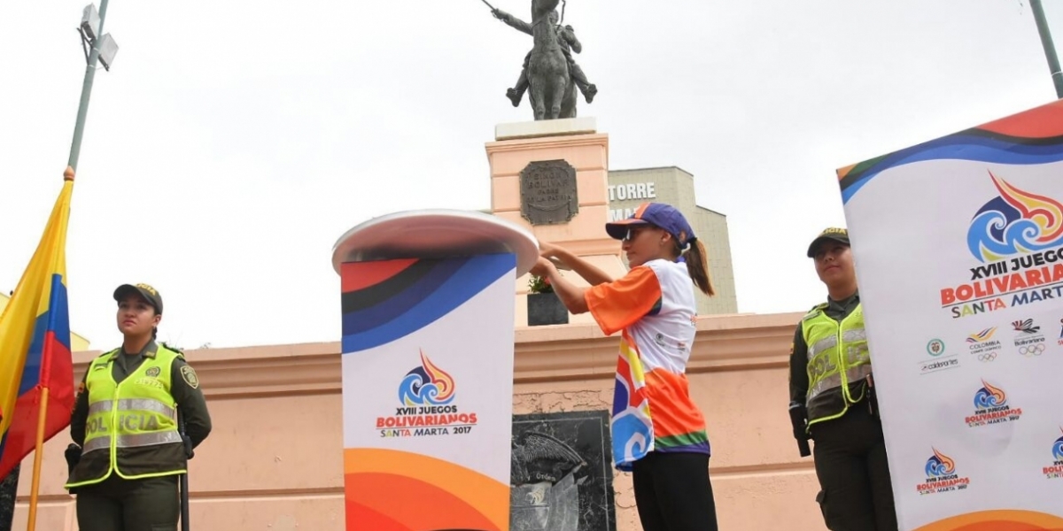 Fuego Bolivariano arde en Barranquilla, frente a la estatua de Simón Bolívar