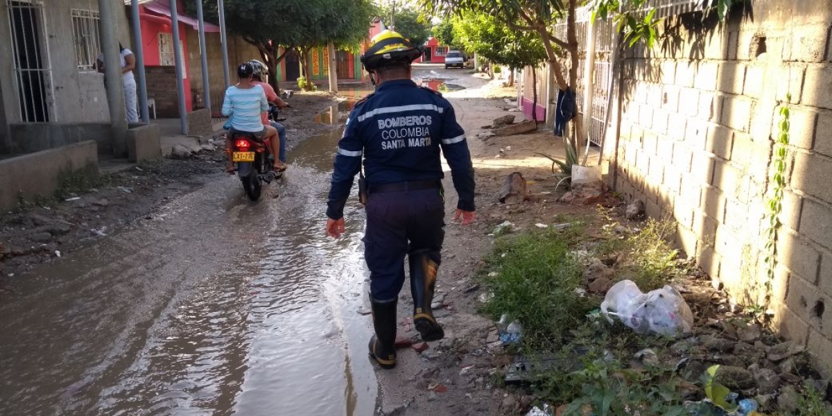 Bomberos visita los sectores afectados. 