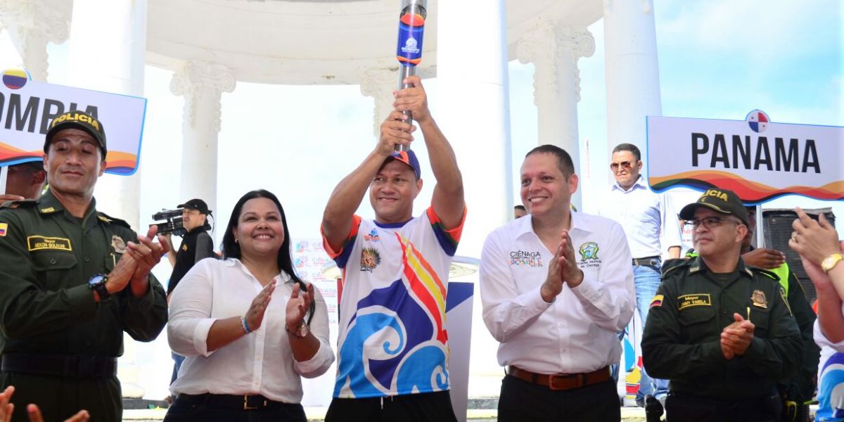 Edgardo Pérez, alcalde de Ciénaga, acompañó el recibimiento de la llama bolivariana.