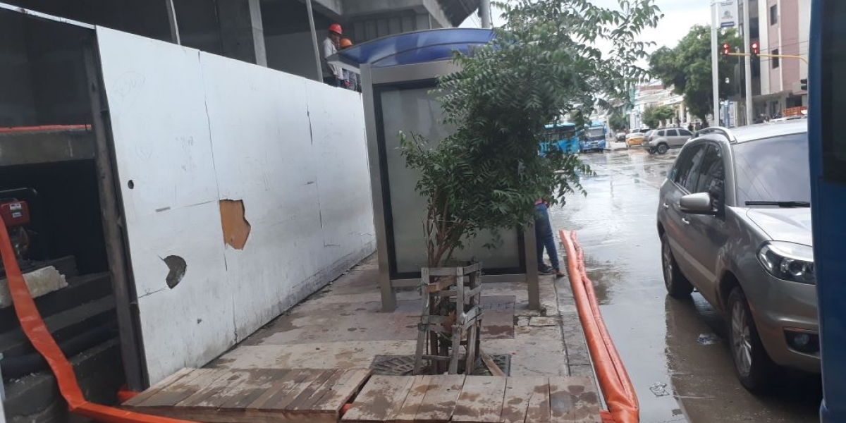 Obreros de una construcción ubicada en la carrera cuarta con calle 22  de manera irregular vierten a la calle el agua lluvia estancada.