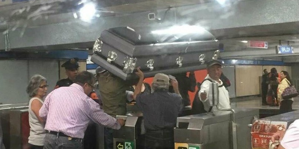 Por falta de dinero, familiares tuvieron que transportar el ataúd de su muerto en el metro