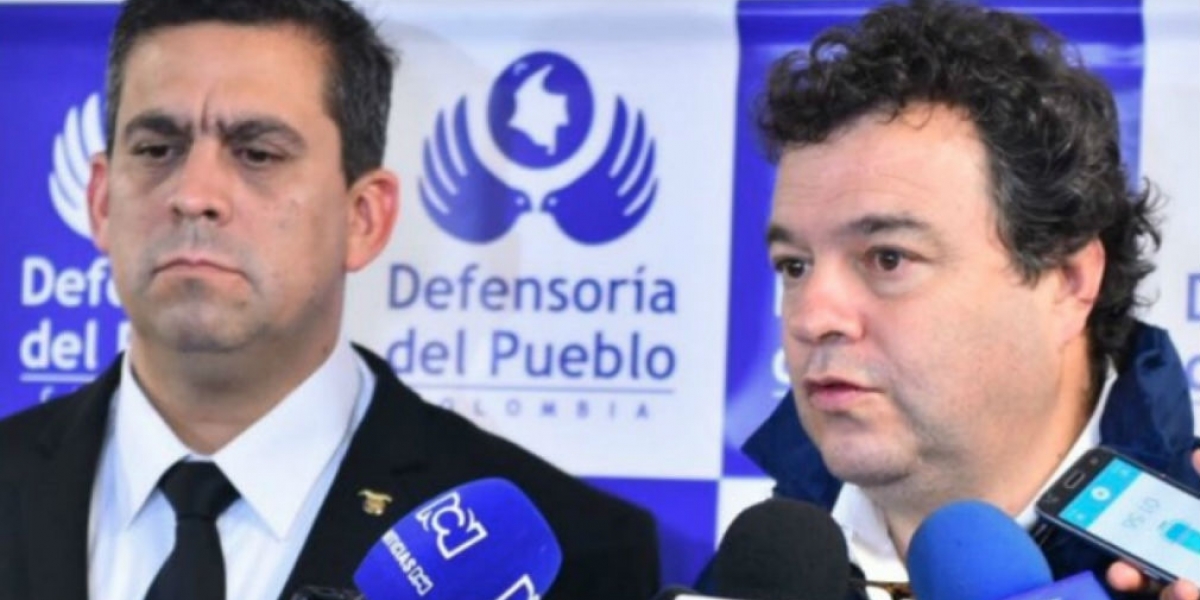  Capitán Jaime Hernández (Acdac) y el Defensor del Pueblo, Carlos Alfonso Negret Mosquera.