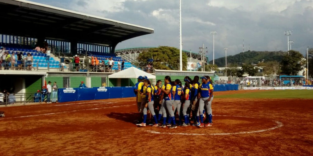 Las colombianas celebrando su triunfo al finalizar el juego.