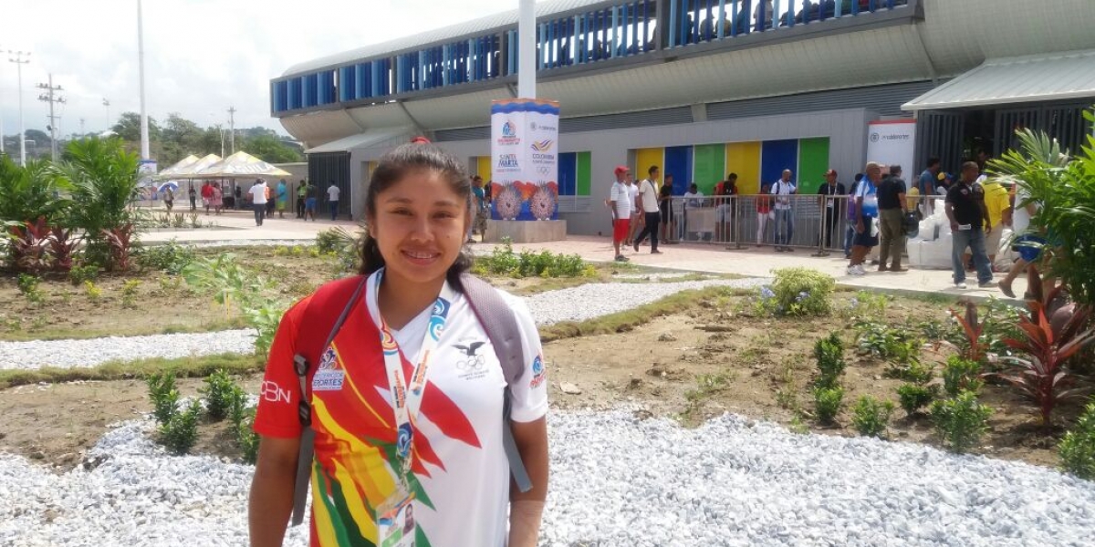 Caroline Campero, jugadora de softbol de Bolivia