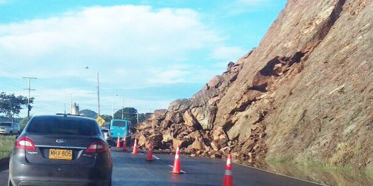 Las rocas quedaron en la vía. 