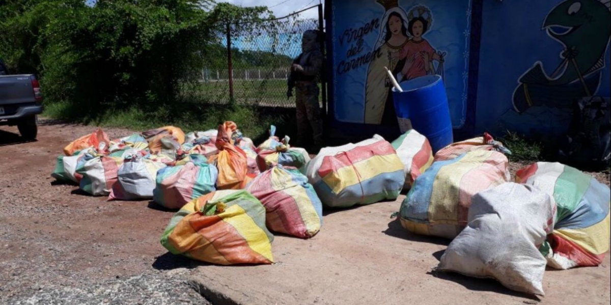 Las autoridades contabilizaron 27 bultos con 723 paquetes de la sustancia ilícita aún por determinar.