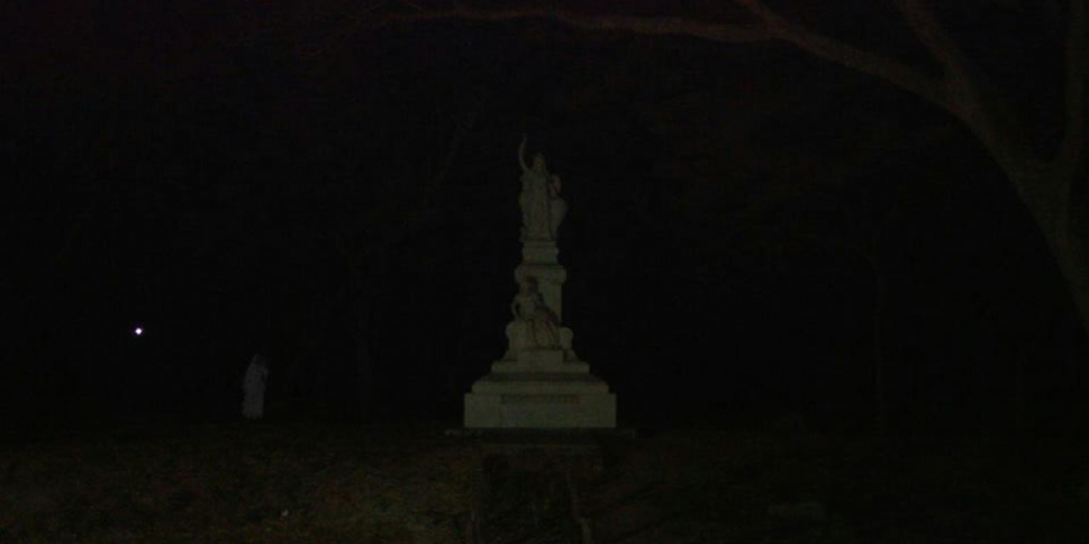 Santa Marta Paranormal Imagen donde se aprecia una figura femenina, aparentemente la llorona, en la Quinta de San Pedro Alejandrino.