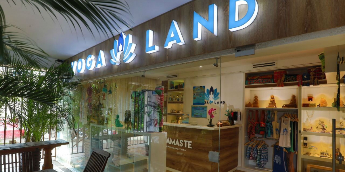 Yoga Land ubicado en el Centro Comercial Prado Plaza, en la carrera 4 No 26 – 40.